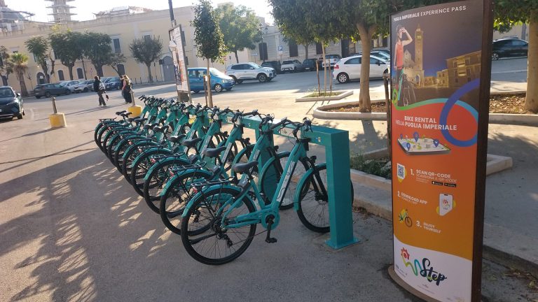 Il bike sharing elettrico di STEP arriva a Trani: domani l’inaugurazione in piazza Plebiscito